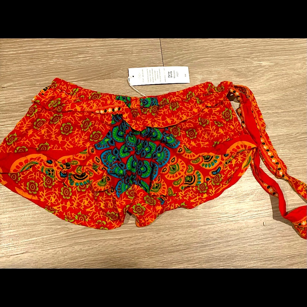 YIREH pantai short in the print “Morocco”.